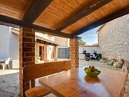 Holiday Home with Private Terrace in Center of Medulin near Beach