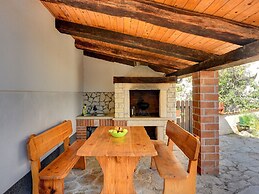 Holiday Home with Private Terrace in Center of Medulin near Beach