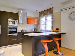 Modern Holiday Home With Swimming Pool, Terrace With Bbq, Near the Cen