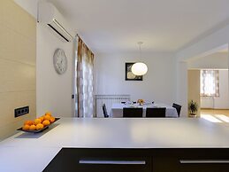 Modern Holiday Home With Swimming Pool, Terrace With Bbq, Near the Cen