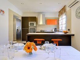 Modern Holiday Home With Swimming Pool, Terrace With Bbq, Near the Cen