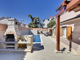 Modern Holiday Home With Swimming Pool, Terrace With Bbq, Near the Cen