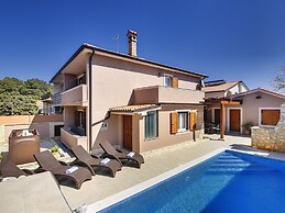 Modern Holiday Home With Swimming Pool, Terrace With Bbq, Near the Cen