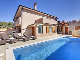 Modern Holiday Home With Swimming Pool, Terrace With Bbq, Near the Cen