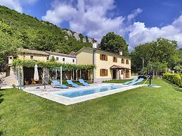 Spacious Villa With Pool in Lupoglav