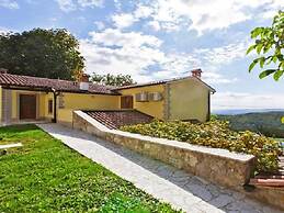 Spacious Villa With Pool in Lupoglav