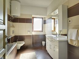 Spacious Villa With Pool in Lupoglav