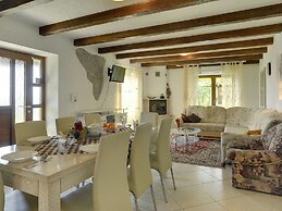 Spacious Villa With Pool in Lupoglav