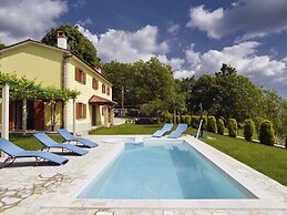 Spacious Villa With Pool in Lupoglav