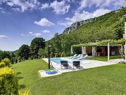 Spacious Villa With Pool in Lupoglav