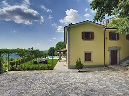 Spacious Villa With Pool in Lupoglav