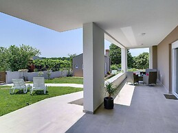 Modern Villa in Pula With Garden