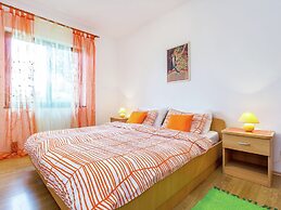 Inviting Apartment in Vinkuran near Sea