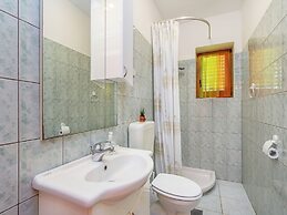 Inviting Apartment in Vinkuran near Sea