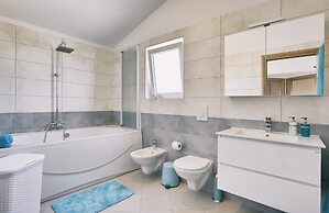 Modern Villa With Pool and Parasol in Pula