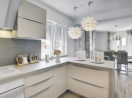 Modern Villa With Pool and Parasol in Pula