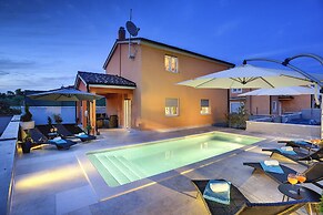 Modern Villa With Pool and Parasol in Pula