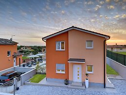 Modern Villa With Pool and Parasol in Pula