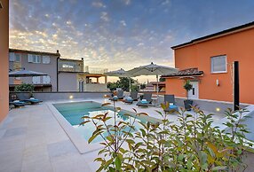 Modern Villa With Pool and Parasol in Pula