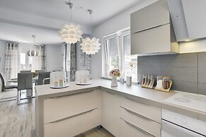 Modern Villa With Pool and Parasol in Pula