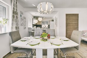 Modern Villa With Pool and Parasol in Pula