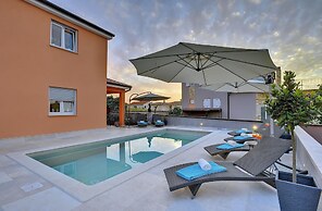 Modern Villa With Pool and Parasol in Pula