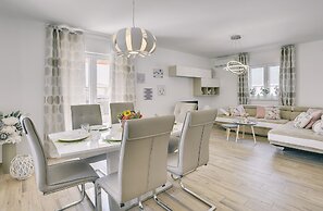 Modern Villa With Pool and Parasol in Pula