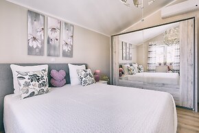 Modern Villa With Pool and Parasol in Pula