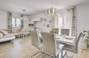 Modern Villa With Pool and Parasol in Pula