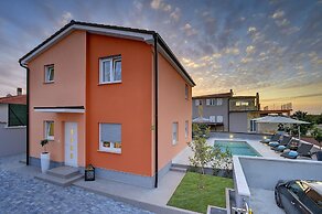 Modern Villa With Pool and Parasol in Pula