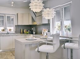 Modern Villa With Pool and Parasol in Pula