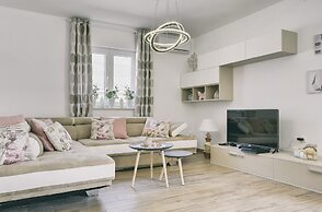 Modern Villa With Pool and Parasol in Pula