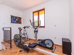 Charming Apartment in Pula With Swimming Pool