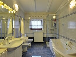 Holiday House for 14 Persons with Private Pool near Beach & Pula