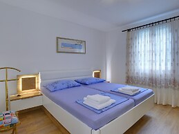 Holiday House for 14 Persons with Private Pool near Beach & Pula