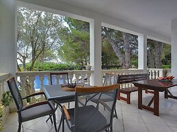 Holiday House for 14 Persons with Private Pool near Beach & Pula