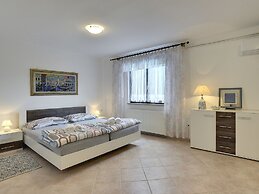 Holiday House for 14 Persons with Private Pool near Beach & Pula