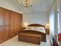 Holiday House for 14 Persons with Private Pool near Beach & Pula