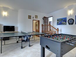 Holiday House for 14 Persons with Private Pool near Beach & Pula