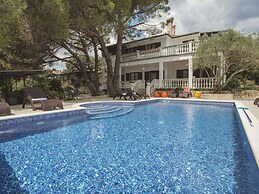 Holiday House for 14 Persons with Private Pool near Beach & Pula