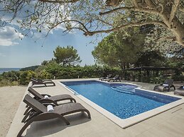 Holiday House for 14 Persons with Private Pool near Beach & Pula