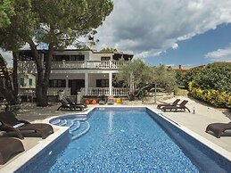 Holiday House for 14 Persons with Private Pool near Beach & Pula