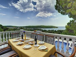 Holiday House for 14 Persons with Private Pool near Beach & Pula