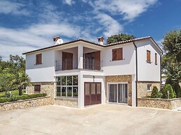 Modern Holiday Home With Pool in Pazin