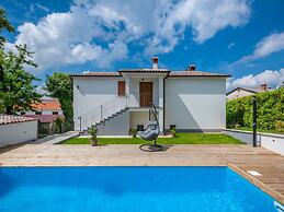 Modern Holiday Home With Pool in Pazin