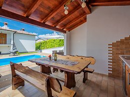 Modern Holiday Home With Pool in Pazin