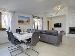 Modern Holiday Home With Pool in Pazin