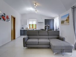 Modern Holiday Home With Pool in Pazin