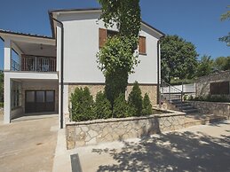 Modern Holiday Home With Pool in Pazin