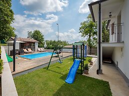 Modern Holiday Home With Pool in Pazin